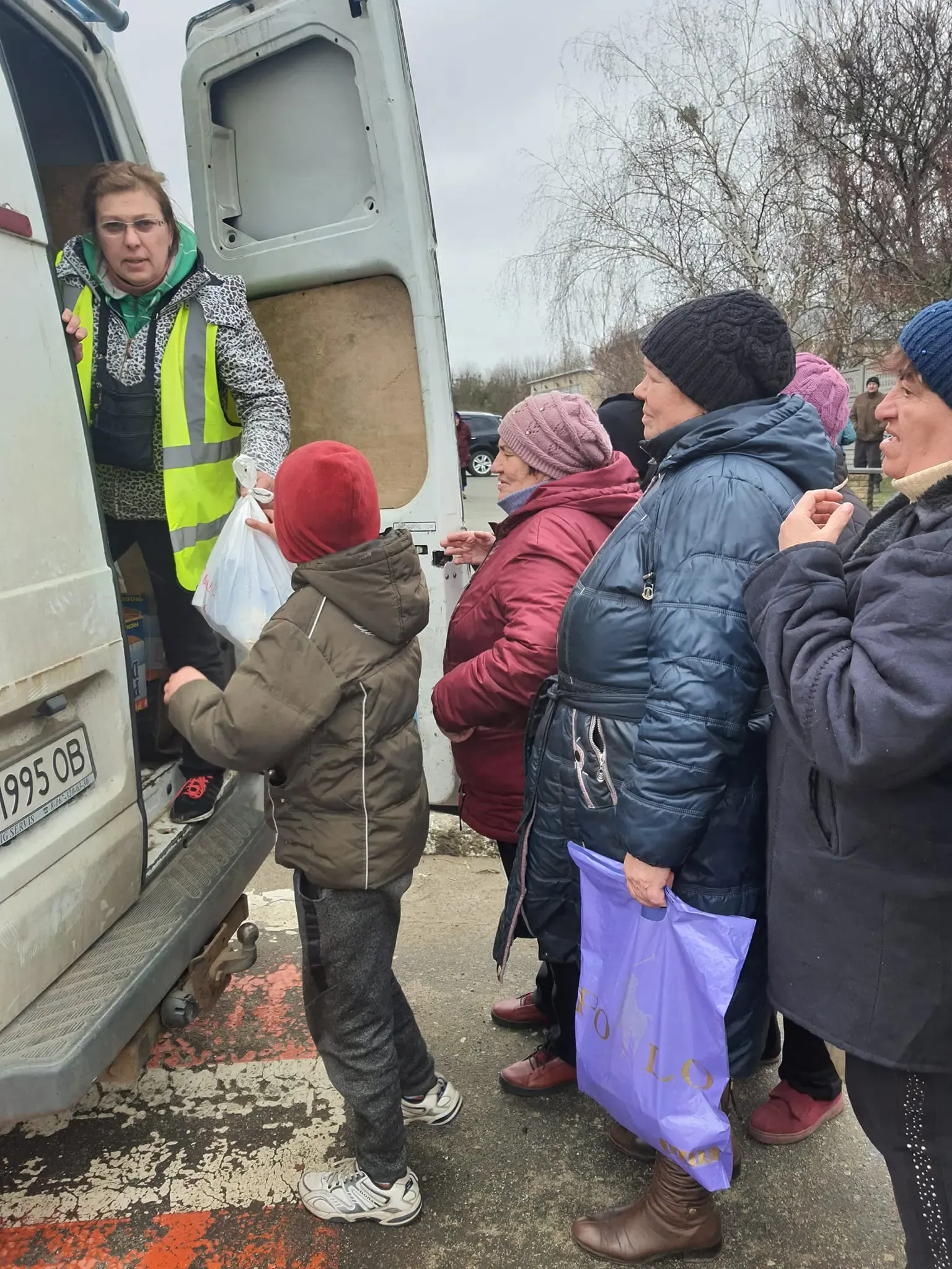 iHELP роздає гуманітарну допомогу в Іванкові