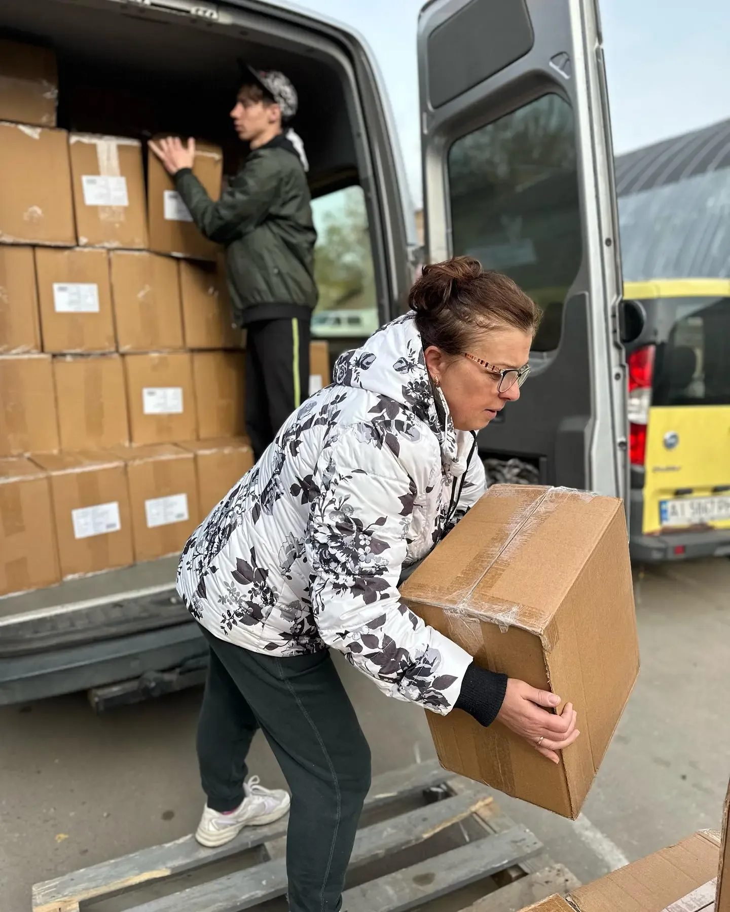 Волонтери iHELP розвантажують гуманітарну допомогу